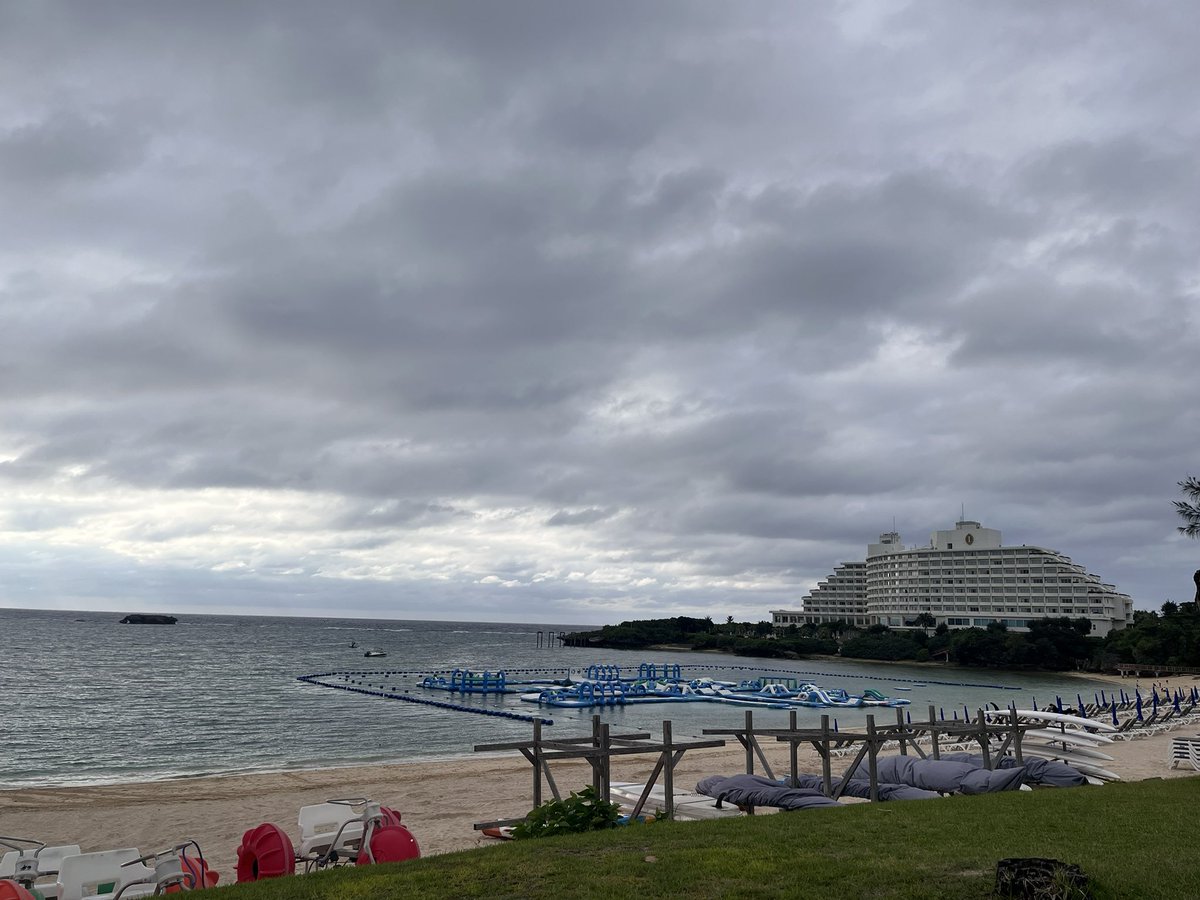 SB_BUN's tweet photo. 今日は幸せのお手伝い✨
どうにか天気も良くなりそうだから
良かったー😊

心地よい風に吹かれながら、
楽しく仕事してきまーす🎵

#沖縄 #万座毛 #ビーチ https://t.co/WJ01KdpU64