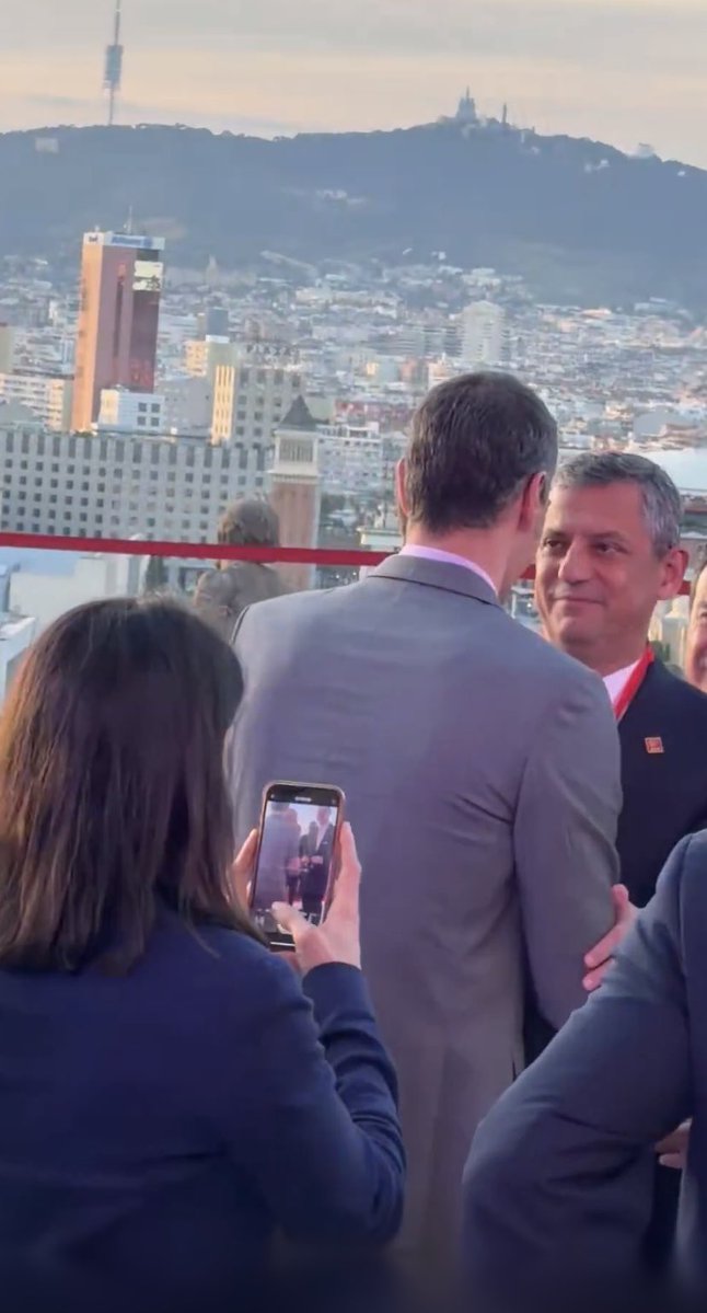 2 gündür Özgür Özel'in imajını toparlamaya uğraşıyorlar, İmamoğlu'nu takan yok 😂