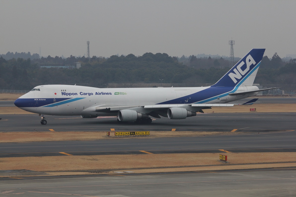 asahikawa522_1's tweet image. Nippon Cargo Airlines 
B747-400F　
JA06KZ 2011.2.17 

 成田空港第１ターミナルの展望デッキがついにリニューアルオープンとのことで近日中にいきたいところ。
この当時は金網に小さく空いた穴から必死に撮影していました(-_-;)  

#NRT #RJAA