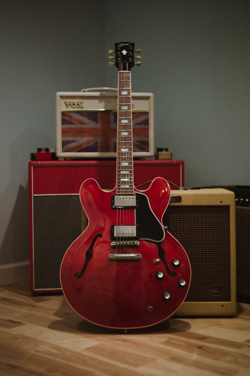 Gibson ES-335

ブロックインレイがイカしてる😎