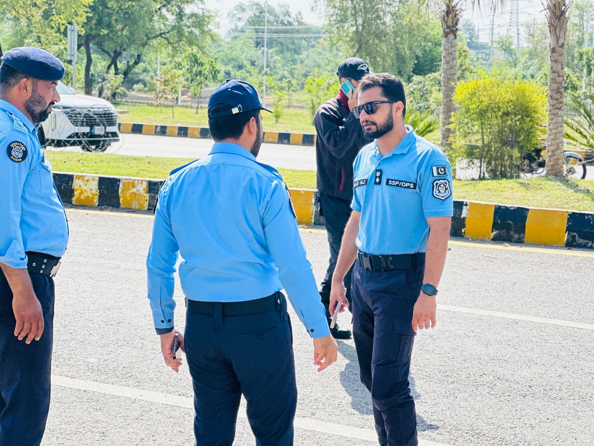 ICT_Police's tweet image. ایس ایس پی آپریشنز اسلام آباد قاضی علی رضا کا ریڈ زون اور مختلف ڈیوٹی پوائنٹس کا دورہ ۔
سکیورٹی انتظامات کا تفصیلی جائزہ لیا اور ڈیوٹی پر مامور افسران کو بطریقہ احسن ڈیوٹی کی انجام دہی کے حوالے سے ہدایت دیں۔
#IslamabadPolice #SSPOperations #RedZone #Security #SafeCity