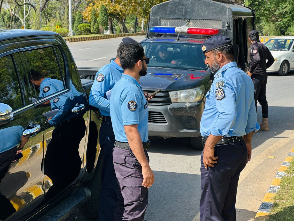 ICT_Police's tweet image. ایس ایس پی آپریشنز اسلام آباد قاضی علی رضا کا ریڈ زون اور مختلف ڈیوٹی پوائنٹس کا دورہ ۔
سکیورٹی انتظامات کا تفصیلی جائزہ لیا اور ڈیوٹی پر مامور افسران کو بطریقہ احسن ڈیوٹی کی انجام دہی کے حوالے سے ہدایت دیں۔
#IslamabadPolice #SSPOperations #RedZone #Security #SafeCity
