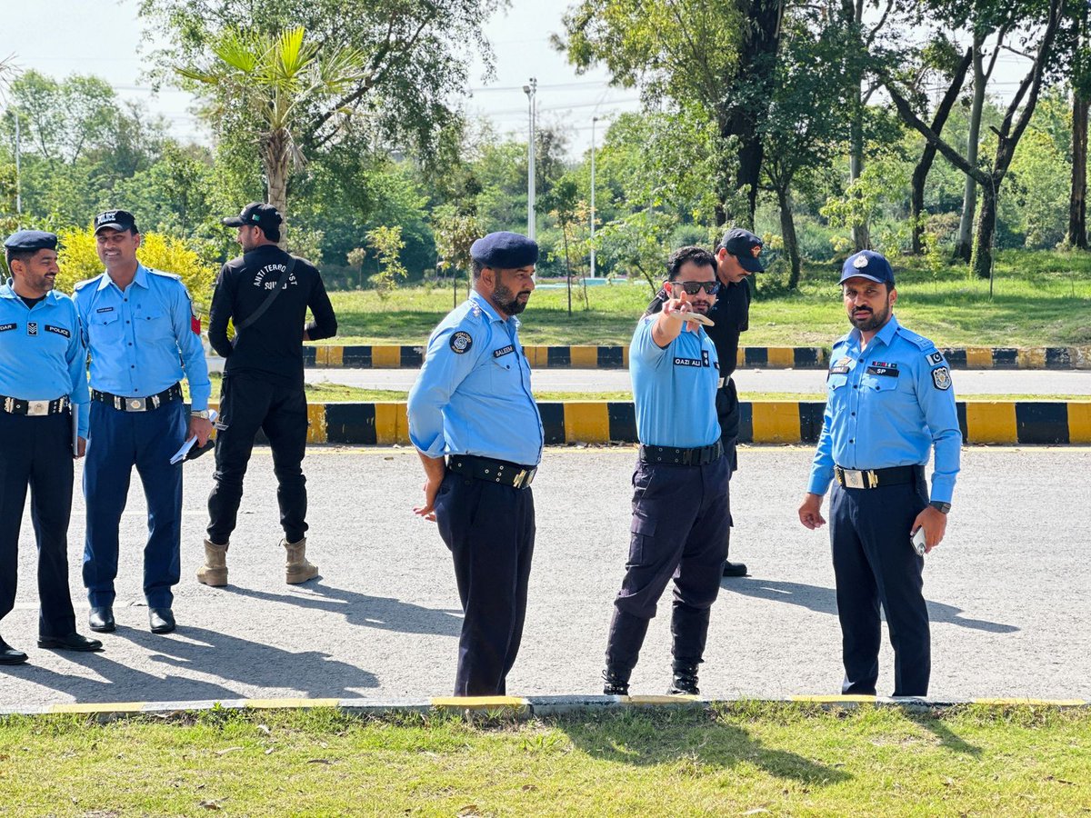 ICT_Police's tweet image. ایس ایس پی آپریشنز اسلام آباد قاضی علی رضا کا ریڈ زون اور مختلف ڈیوٹی پوائنٹس کا دورہ ۔
سکیورٹی انتظامات کا تفصیلی جائزہ لیا اور ڈیوٹی پر مامور افسران کو بطریقہ احسن ڈیوٹی کی انجام دہی کے حوالے سے ہدایت دیں۔
#IslamabadPolice #SSPOperations #RedZone #Security #SafeCity
