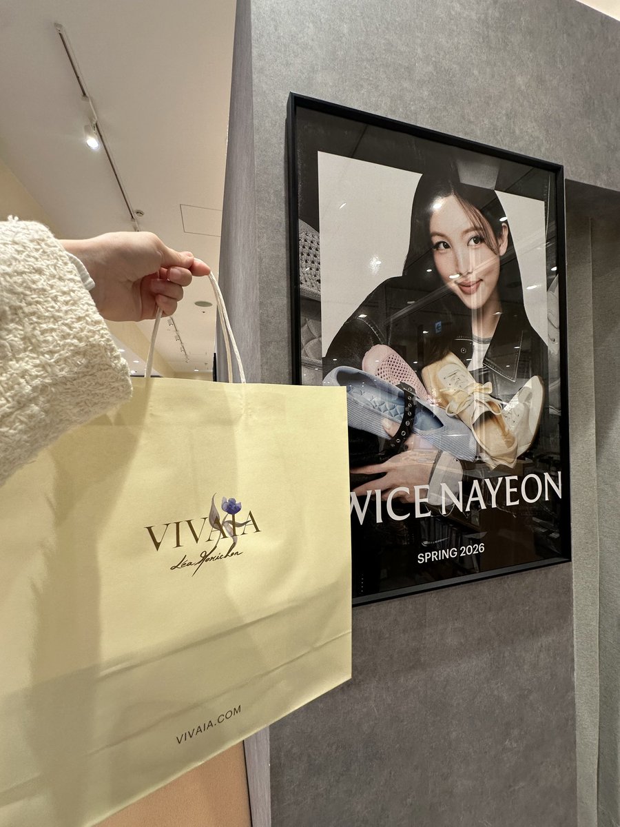 chihiroM0323's tweet image. 初めて見た日に一目惚れした靴を買ってもらったよー✨誕生日プレゼントだよー🐰🐰
これ履いてナヨンさんに会いに行くぞー✨✨

 #VIVAIAxNAYEON #FeelTheComfort
#nayeon #나연