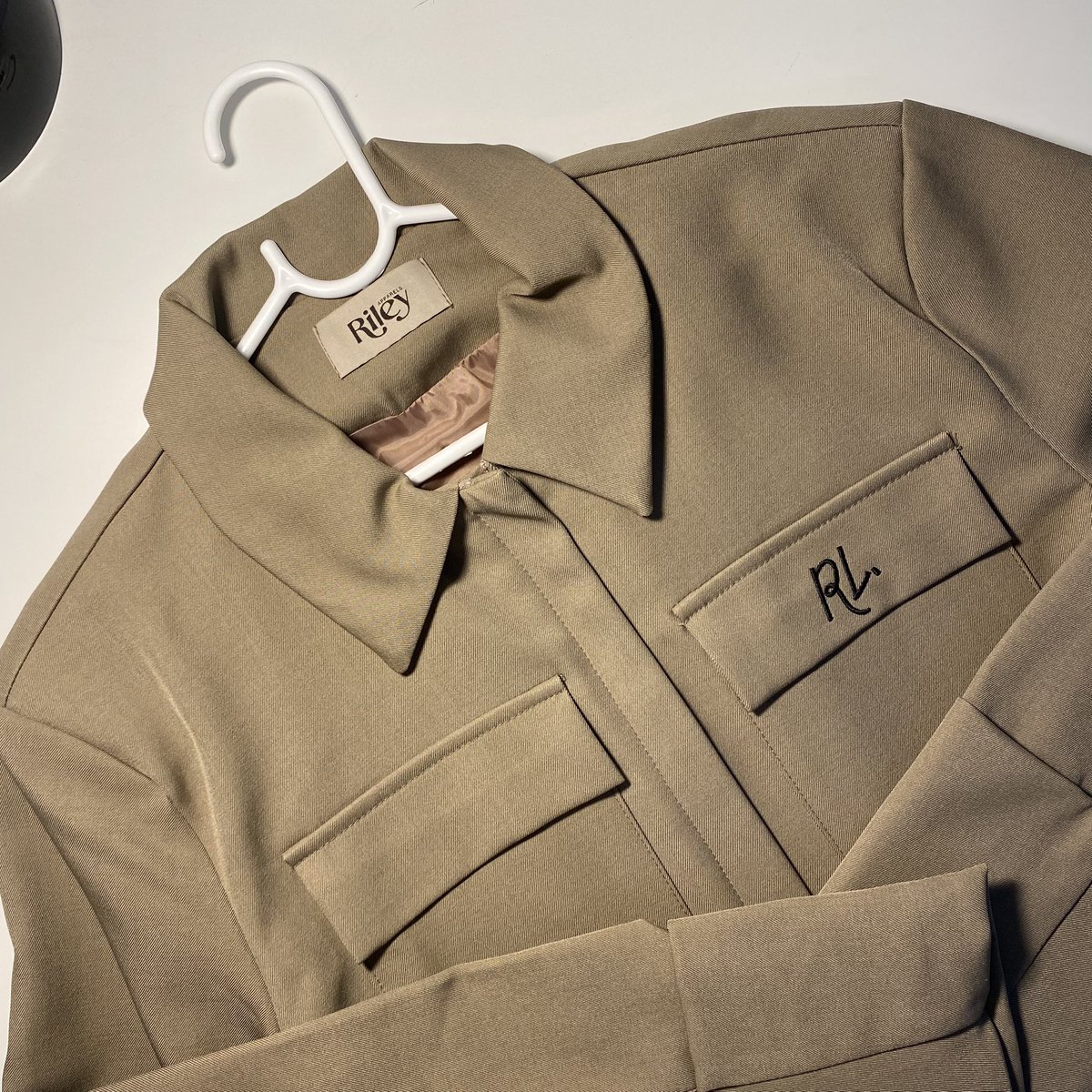 wwwlms's tweet photo. #ส่งต่อ Leni Jacket 9093
แบรนด์ : ￼Riley.apparels 
size : freesize
อก : 40”
ความยาว : 15”

ราคา : 350.- (from 600.-)
ใหม่มากกก ใส่ไปครั้งเดียวค่ะ♡  

#ส่งต่อเสื้อผ้า #ส่งต่อเสื้อผ้ามือสอง #เสื้อผ้ามือสอง #โล้ะตู้เสื้อผ้า #เสื้อผ้ามือสอง https://t.co/63DHOOpzxD