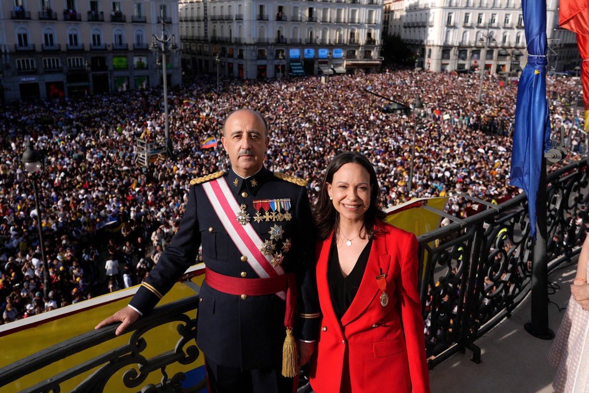 Y mucho menos de las fotos históricas que han dejado su visita a Madrid, donde claramente demuestra su compromiso con la democracia, la libertad, mostrando un perfil moderado y centrista y que busca entenderse con todos 🤣