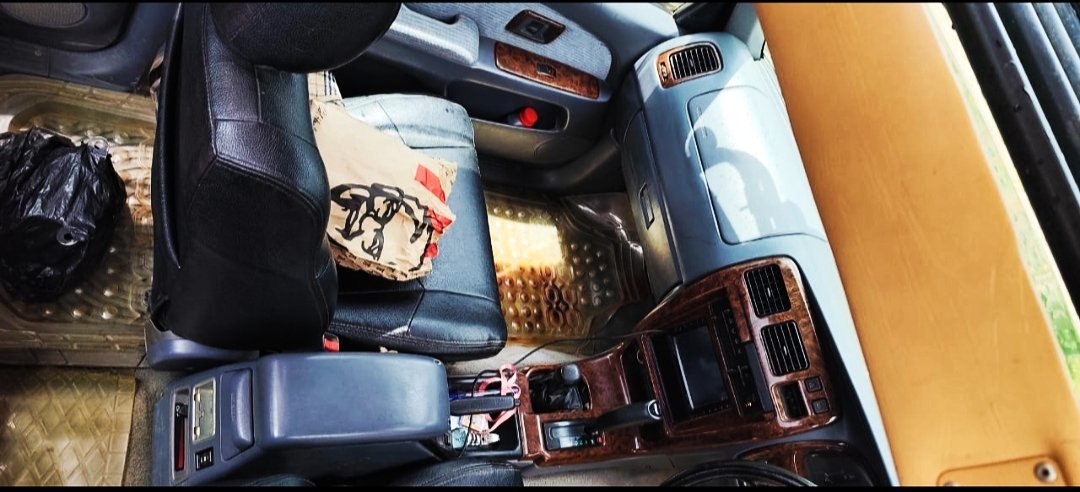 DriveNowUg's tweet image. 🧐#CLIENTS_INQUIRIES🧐

#Client: Bwana, am planning to start up a tour and travel business but the budget of buying an open roofed car has limited me, can you get me an SUV at #Ugx23m.

#DriveNowUg: Don't worry, come for this Toyota Surf that has a petrol engine and has 2.7cc....