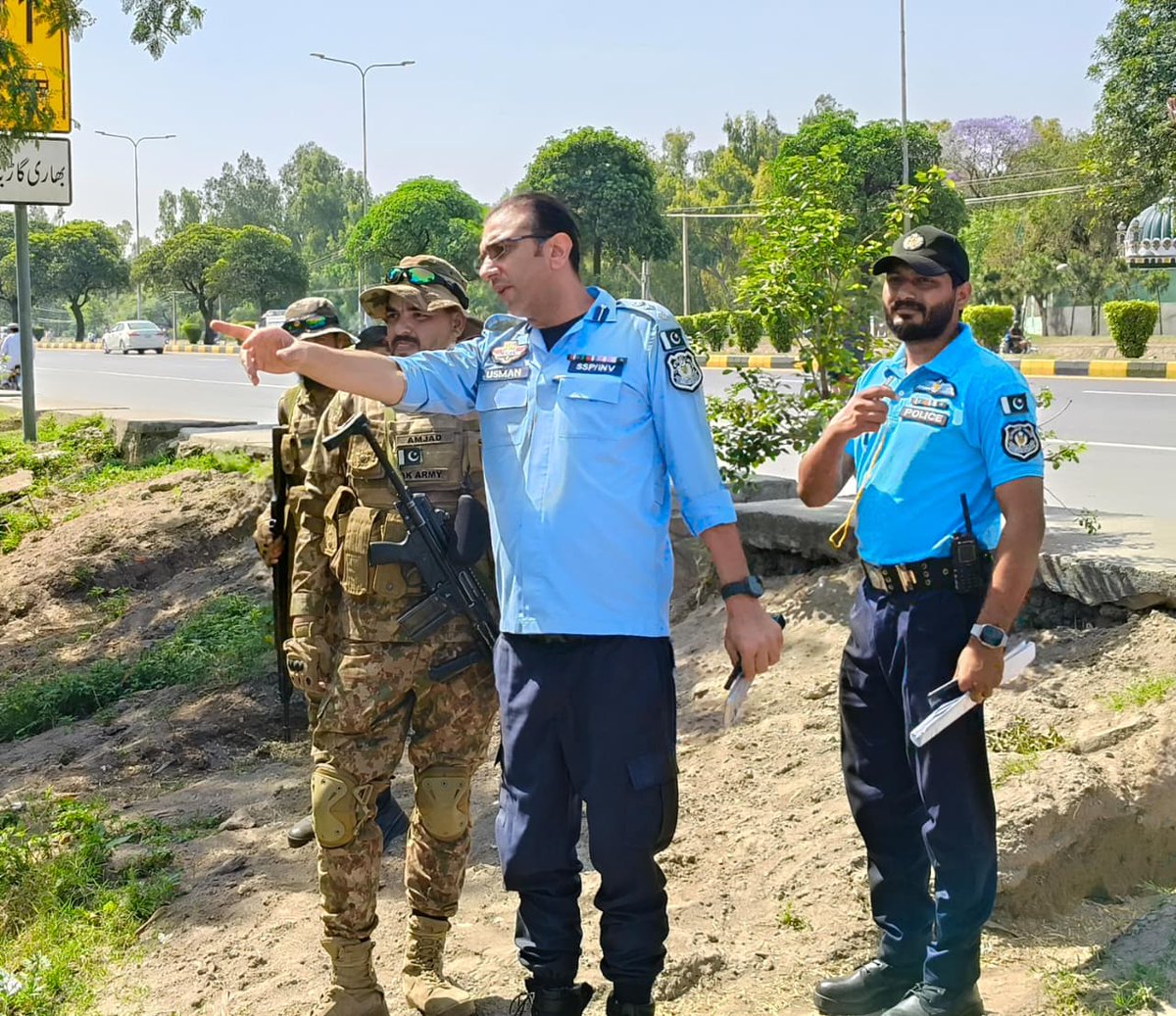 ICT_Police's tweet image. ایس ایس پی انویسٹیگیشن محمد عثمان طارق بٹ کا مختلف ڈیوٹی پوائنٹس کا دورہ ۔
سکیورٹی انتظامات کا تفصیلی جائزہ لیا اور ڈیوٹی پر مامور افسران کو بطریقہ احسن ڈیوٹی کی انجام دہی کے حوالے سے ہدایت دیں۔
#IslamabadPolice  #RedZone #Security #SafeCity