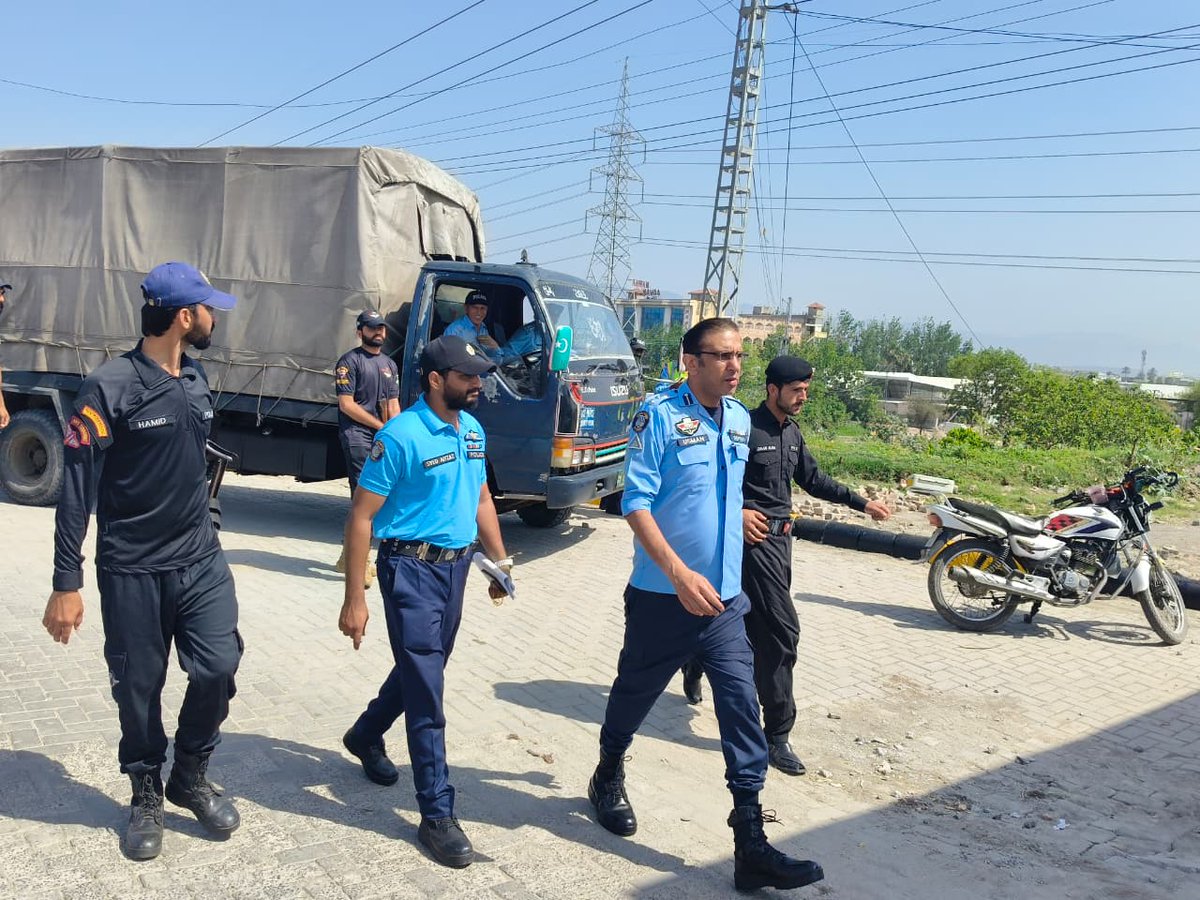 ICT_Police's tweet image. ایس ایس پی انویسٹیگیشن محمد عثمان طارق بٹ کا مختلف ڈیوٹی پوائنٹس کا دورہ ۔
سکیورٹی انتظامات کا تفصیلی جائزہ لیا اور ڈیوٹی پر مامور افسران کو بطریقہ احسن ڈیوٹی کی انجام دہی کے حوالے سے ہدایت دیں۔
#IslamabadPolice  #RedZone #Security #SafeCity