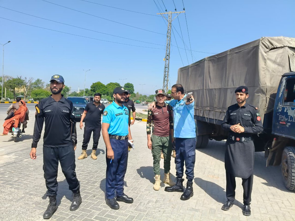 ICT_Police's tweet image. ایس ایس پی انویسٹیگیشن محمد عثمان طارق بٹ کا مختلف ڈیوٹی پوائنٹس کا دورہ ۔
سکیورٹی انتظامات کا تفصیلی جائزہ لیا اور ڈیوٹی پر مامور افسران کو بطریقہ احسن ڈیوٹی کی انجام دہی کے حوالے سے ہدایت دیں۔
#IslamabadPolice  #RedZone #Security #SafeCity