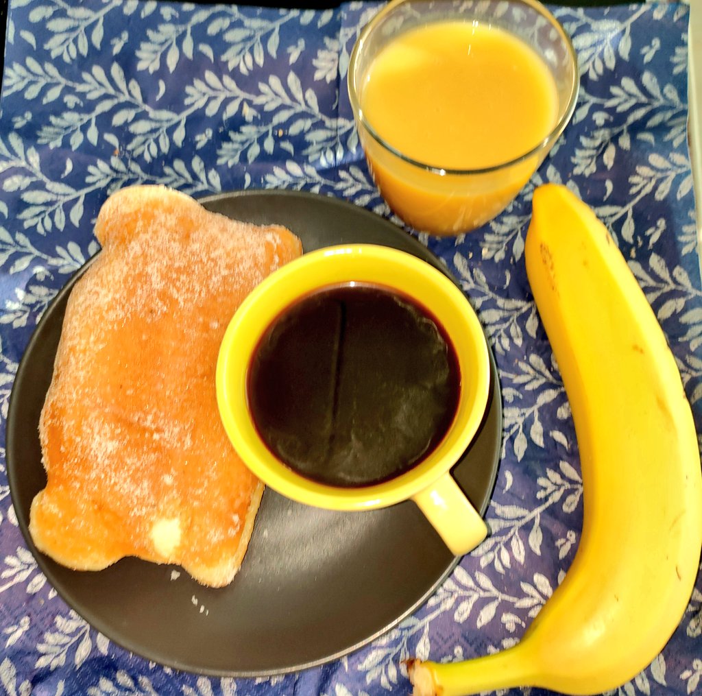 IamHula's tweet image. Hyvää huomenta kaikille. Eilisen jälkeen on paikat vähän kipeitä. Tuli kyllä käveltyä. 
Aamiaiseksi tänään possumunkki, kupillinen kahvia, hedelmä smoothie ja banaani. 🍌🍊🥭🍍
#HappySunday