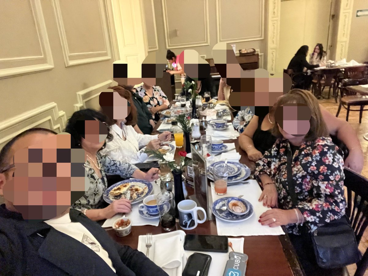 raphaelistasmx's tweet image. Pues a la 1 am nos corren del @solosanborns pero muy rica cena y la compañía más, como club @AmigosRaphael siempre es un deleite salir a convivir después de una noche como la que nos dió Raphael 🥹 @RAPHAELartista #Raphael #MiGranNoche #Raphaelísimo #TourRaphaelísimo