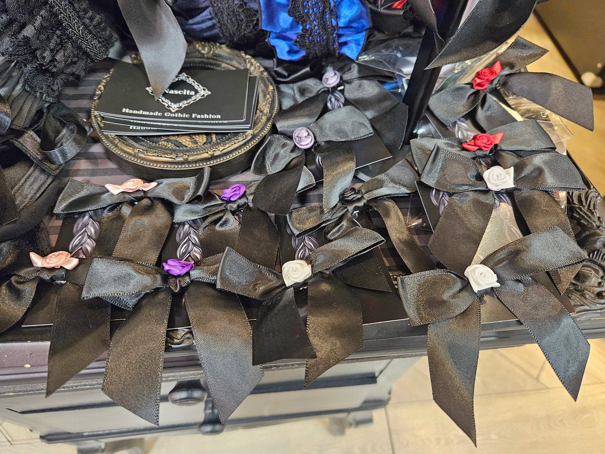 Nascitaさんのリボンクリップがツインテールさん向けに2個セットで入荷してます🎀

しかもカメオと薔薇の2種類で尚且つ薔薇に関してはよく見ると形がちょっと違う子もいてて可愛いので､リボンクリップ系探している人は見てみて下さい〜！