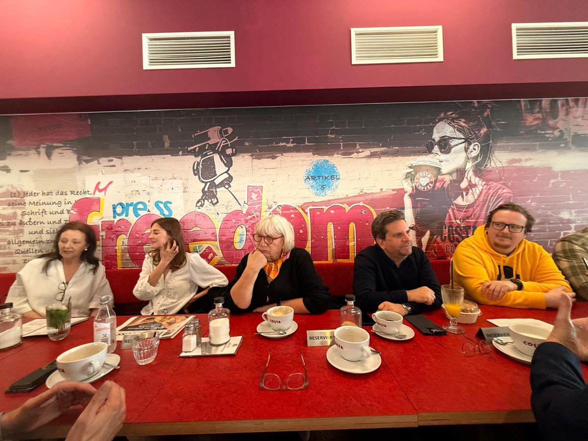 FDPamHackeschen's tweet image. Liberales Frühstück in Berlin ☕️🥐
Gute Gespräche, unterschiedliche Perspektiven und ein respektvoller, politisch angeregter Austausch – genau so beginnt ein produktiver Tag. #Berlin #Dialog #Liberal #FDP #FDPBerlin (jb)