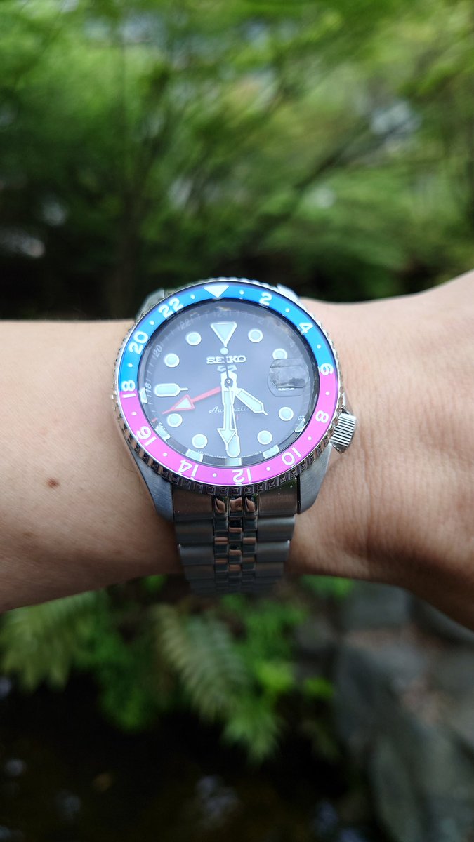 selzio's tweet photo. 今日は5スポーツのSKX GMTで冒険の旅へ。
ペプシの変色じゃなく、最初から青✕紫のベゼルが妖艶。
5スポーツも知らん間に増えている。。。
#SEIKO #5SPORTS #SKX #SBSC021 https://t.co/11PAvsFIgV