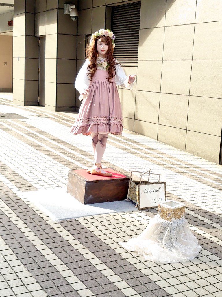 sucamaru65's tweet photo. 2026年4月19日(日)
第51回 野毛大道芸にて
アストロノーツさん
全身を銀色に装飾
毎回みて思うのが
宇宙飛行士っぽい

アンティークドールリリー
さん
写真だと伝わりにくいが
実際みてると手の動きなど
細かく動いていて
本物の人形にみえてくる
2人とも2日間お疲れ様でした
#野毛大道芸 https://t.co/6MYRSR9kh4