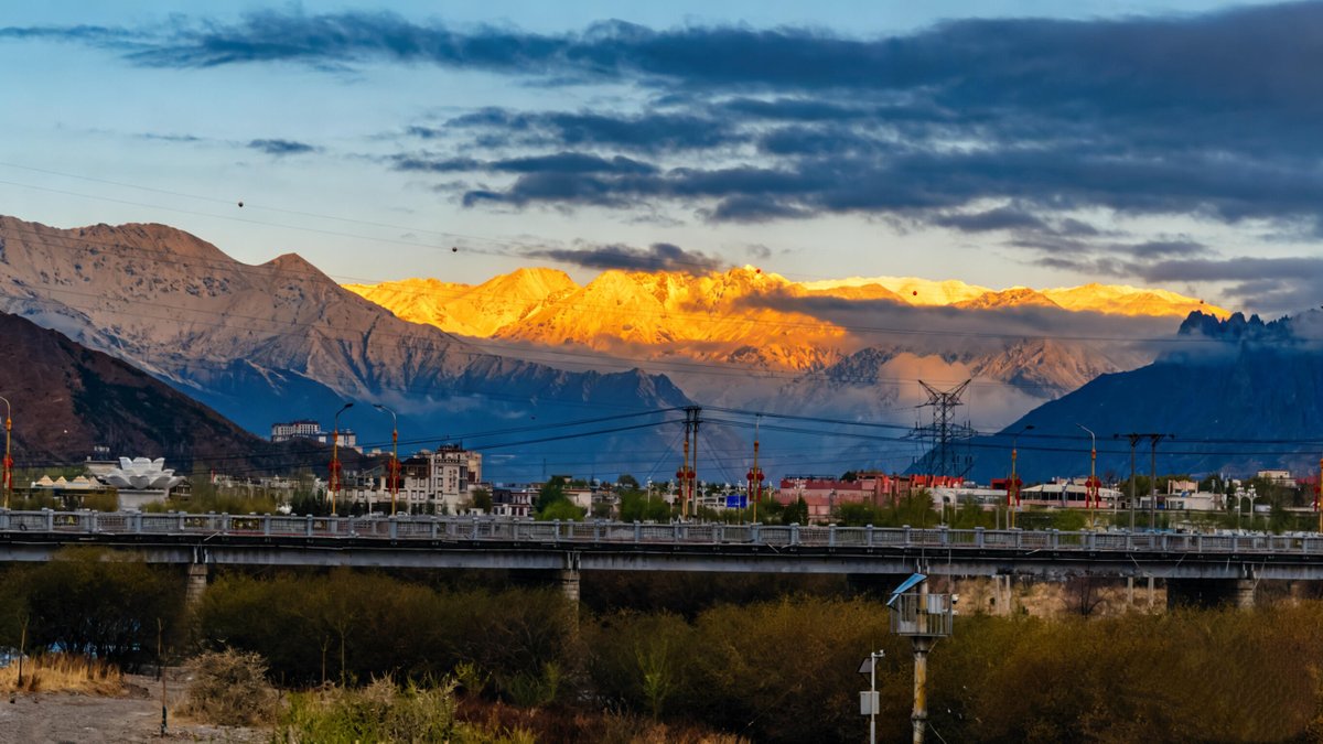 lho90287510's tweet image. 🌄城在景中，景在城里，拉萨的浪漫，是抬头就撞见的日照金山！
🏔The ultimate romance of #Lhasa. Standing amidst the city, yet feeling embraced by #nature. And there it is—the sun gilding the snow peaks, a breathtaking surprise. 📸
#springtime  #互fo