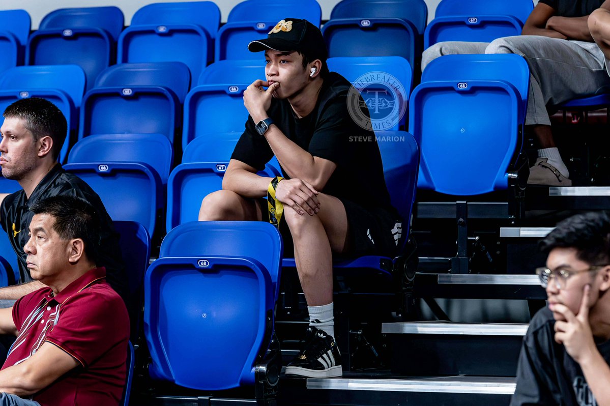 tiebreakertimes's tweet image. #LOOK: APL AT BEG 

Andy Gemao is an interested onlooker during the UP-Ateneo clash in #AsiaBasket 🏀

#ReadMore 👉 tbti.me/s22vtw

📸 Steve Marion/Tiebreaker Times