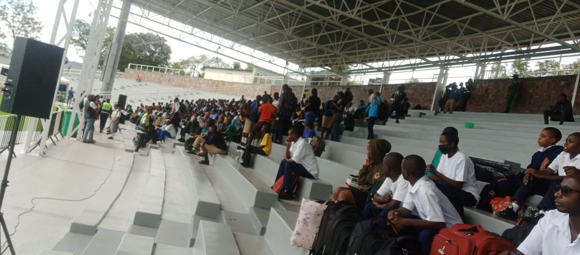 Kgl_Yvolunteers's tweet photo. Volunteer youth in the @CityofKigali continue activities to assist students returning to their schools.This is aimed at preventing anything that could disrupt the students’ safety and well-being and helping them start their classes on time,as announced by @NESA_Rwanda @ualexia4 https://t.co/8m35jYQNYV