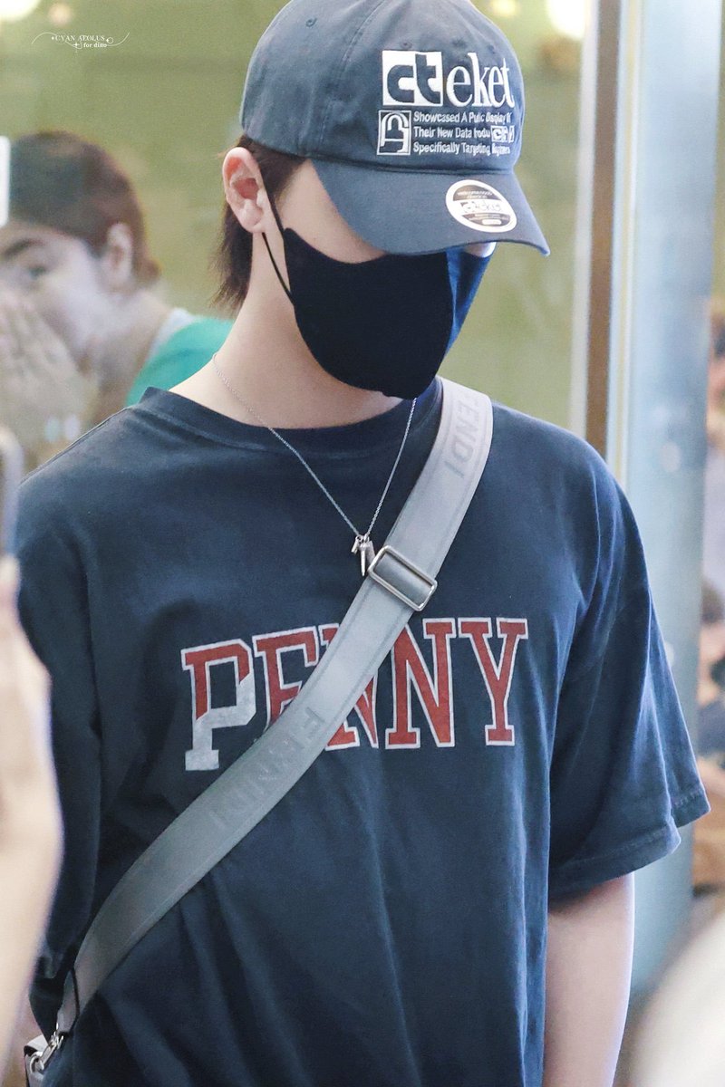 원찬 커플티인지 옷장공유인지 모르겠지만
걍 ai제작이라고 해주세요
제가 감당하기에는 너무 거대한 무지개 폭풍이에요