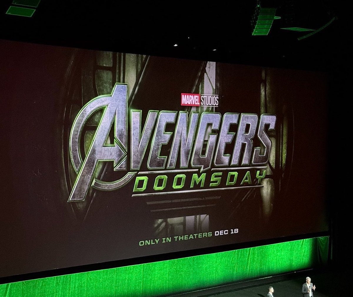 😳 VOICI POURQUOI LE TRAILER D’AVENGERS DOOMSDAY N’A PAS FUITÉ…

👉 Selon <a href="/NewRockstars/">New Rockstars</a>, la salle était équipée d’un dispositif ANTI-PIRATAGE sophistiqué pour empêcher les fuites.

Chaque siège de la salle était surveillé par un LASER VERT. Dès qu’un téléphone tentait de filmer,