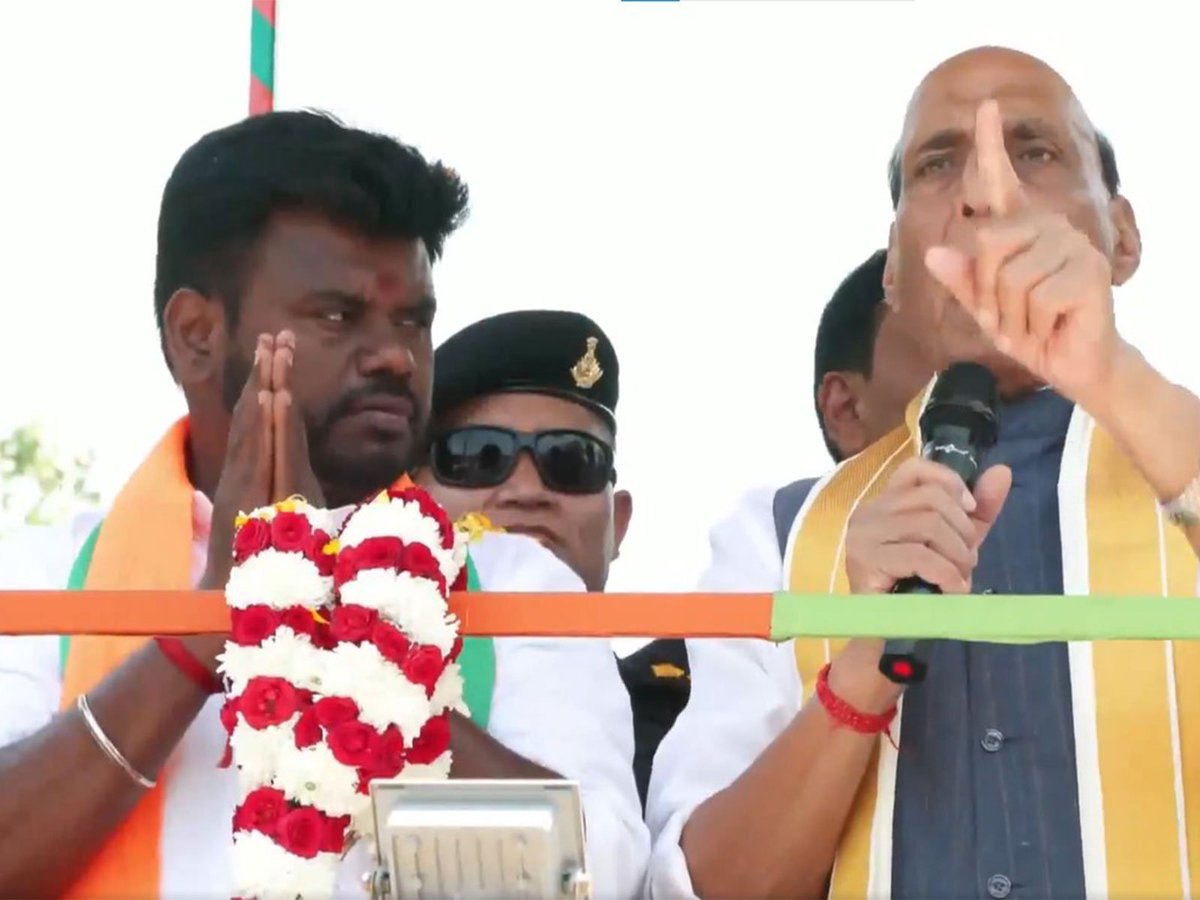 ani_digital's tweet image. "DMK not implementing order, tried to suppress it": Rajnath Singh slams Stalin govt over Thiruparankundram Deepam case

Read @ANI Story | aninews.in/news/national/…

#DMK #RajnathSingh #Stalin #TamilNaduElections