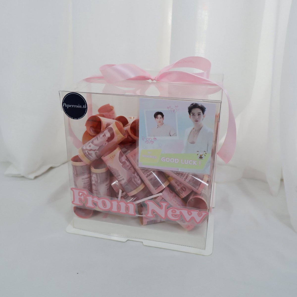Papercointk's tweet photo. 🩷 @new_thitipoom 
28.02.26
Money rolls in clear box 
Special thanks Chinese Polca💕
.
Line : @papercoin.tk (with @)

🌷o.1743
. 
#moneyflower #moneybouquet #papercointk
#Newwiee #taynew https://t.co/4b4sJJ7pUl