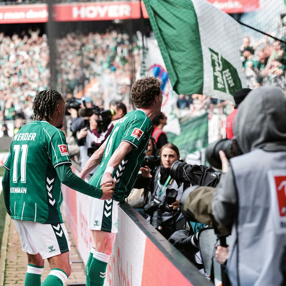 WerderUpdates's tweet image. Gemeinsam zum Derbysieg! 💚

Beim 3:1-Erfolg gegen den #HSV bildeten Mannschaft und Publikum eine echte Einheit. 

Wie und warum Cheftrainer Daniel #Thioune, Jens #Stage und Co. von diesem Zusammenhalt der #Werder-Familie schwärmten, lest ihr hier:

👉 svw.de/nordderbyfans-…