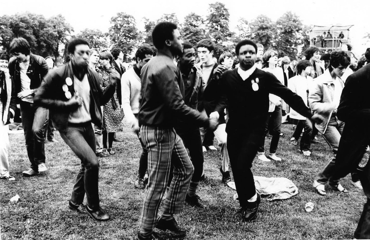 BSkansoul's tweet image. 1980 at the Loch Lomond festival in Scotland, showcasing fans dancing to 2 Tone ska 👍🏻✊🏻
The 2 Tone genre originated in the late 1970s and combined elements of ska, reggae, and rocksteady with punk rock's energy.
This photograph was taken by Janette Beckman.
@NewWaveAndPunk