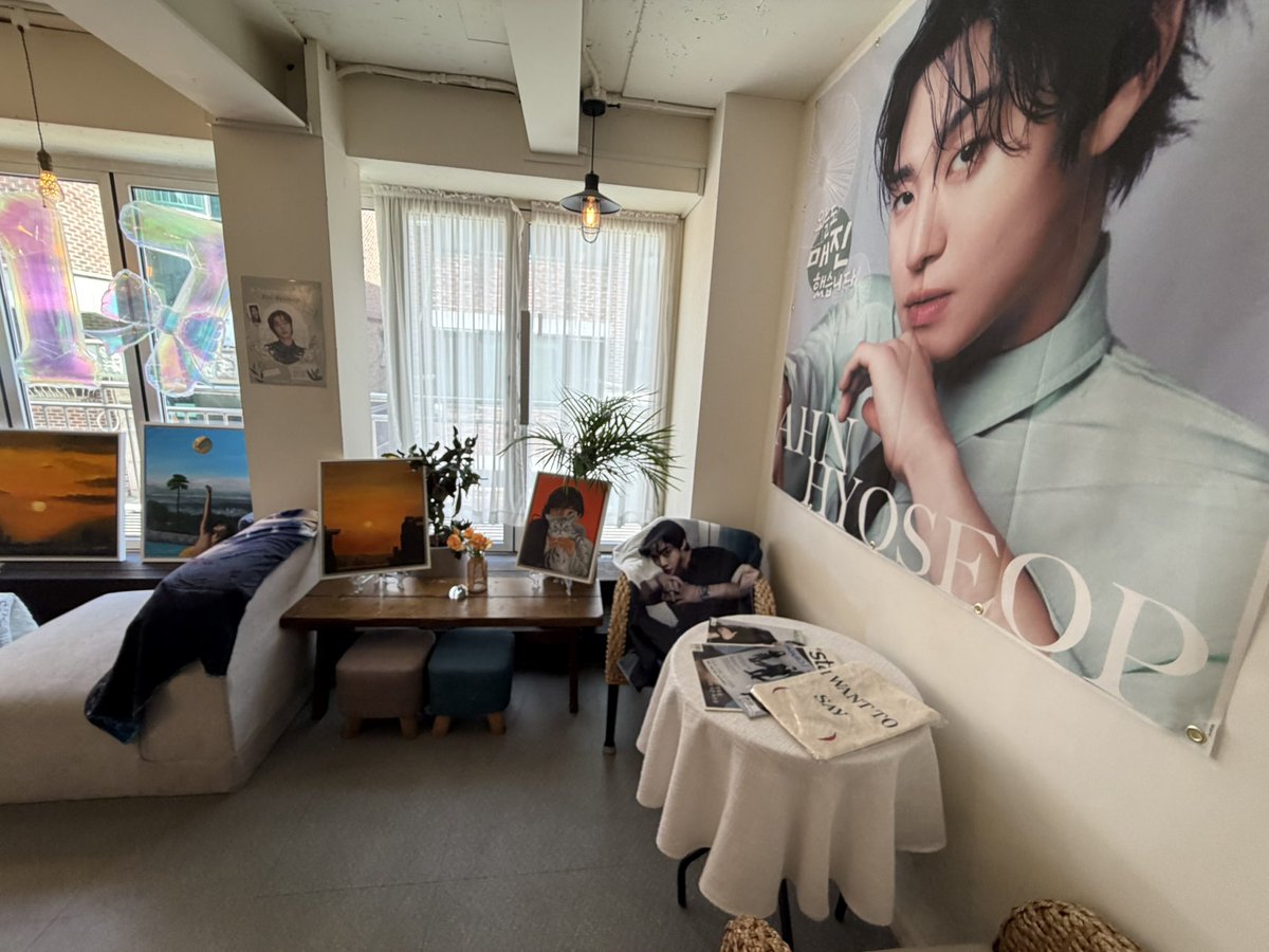 생카후기 3
폴라포님 생카 방문
아침 일찍 줄서서 선착 특전도 받고
디어달리아분들께서 준비해주신
선물도 받을수 있어서 운이 좋았습니당
럭드는 죄 다 실패했지만 또 다시
방문하고 싶은 장소였어요~ 
#서른한_번째_봄날 
#배우님은_여전히_우리의_주인공
<a href="/paullafor950417/">폴라포</a>