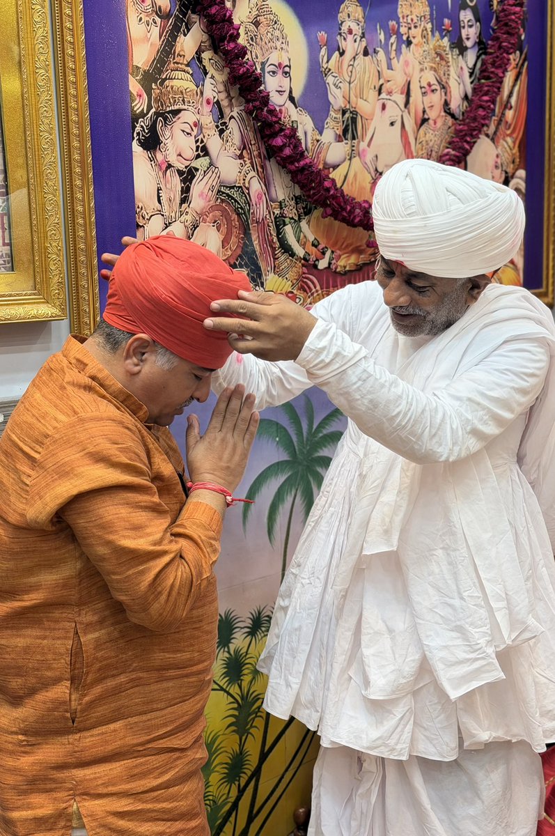 pradipsinhbjp's tweet photo. ગરોડીયા ગામ ખાતે શ્રી મેલડી માતાજીના ભવ્ય રમેલમાં ઉપસ્થિત રહી માતાજીના દર્શન કરી આશીર્વાદ લીધા.

આ પાવન પ્રસંગે પ.પૂ. ભુવાજી શ્રી મહાદેવભાઈ માલજીભાઈના આશીર્વાદ પ્રાપ્ત કર્યા. https://t.co/BtRHCpZSzo
