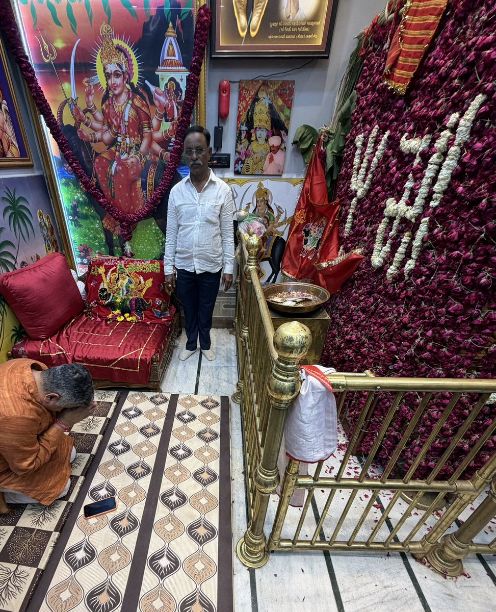 pradipsinhbjp's tweet photo. ગરોડીયા ગામ ખાતે શ્રી મેલડી માતાજીના ભવ્ય રમેલમાં ઉપસ્થિત રહી માતાજીના દર્શન કરી આશીર્વાદ લીધા.

આ પાવન પ્રસંગે પ.પૂ. ભુવાજી શ્રી મહાદેવભાઈ માલજીભાઈના આશીર્વાદ પ્રાપ્ત કર્યા. https://t.co/BtRHCpZSzo