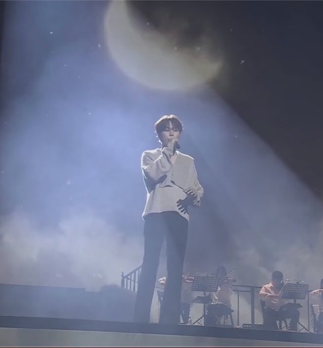 THE MOON DURING DANDELION AND DREAM SERENADE 🫂