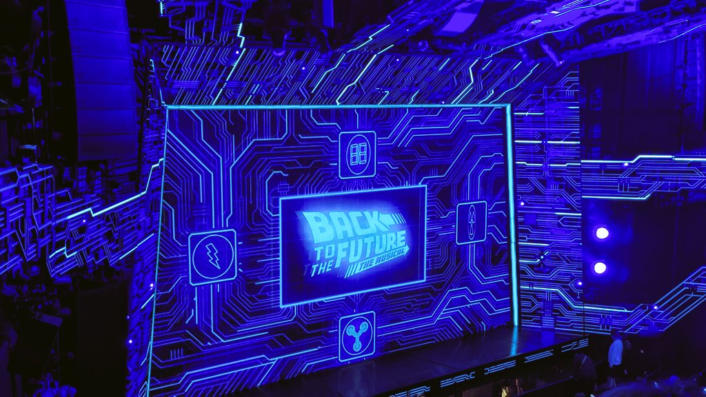amiumi841's tweet photo. 劇団四季のBACK TO THE FUTURE THE MUSICAL‼️
舞台装置や映像演出がすごい‼️
見応えがあって、なかなかチケットが取れないのも納得‼️‼️ https://t.co/twQYYitjch