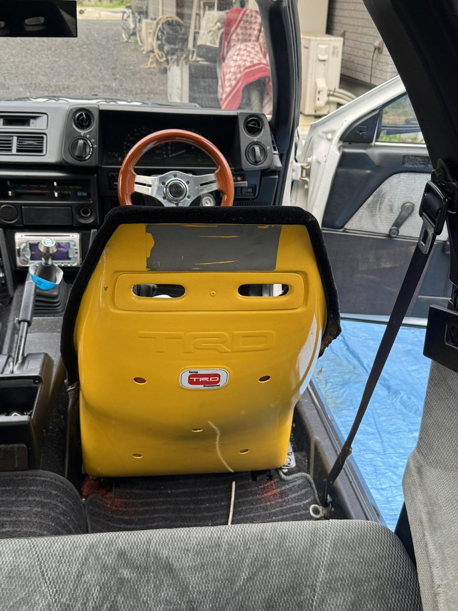 当時物　TRD フルバケ　売ります

後ろ側の灰色部分はステッカー跡です