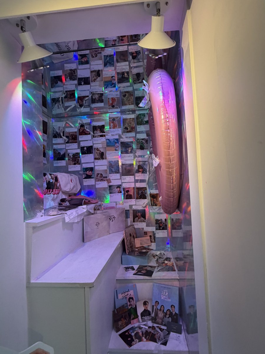 #폴짝의_최종장면은_안효섭 프레임
이쁜 조명 분위기에 취하고
폴짝분들의 사랑 넘치는 안효섭을
위한 글도 볼수 있어서 좋았습니다
사진을 잘 찍지 않아서 프레임은 망했지만
그래도 좋은 추억 만들고 갔어요~ 
<a href="/andhere27/">옝</a>