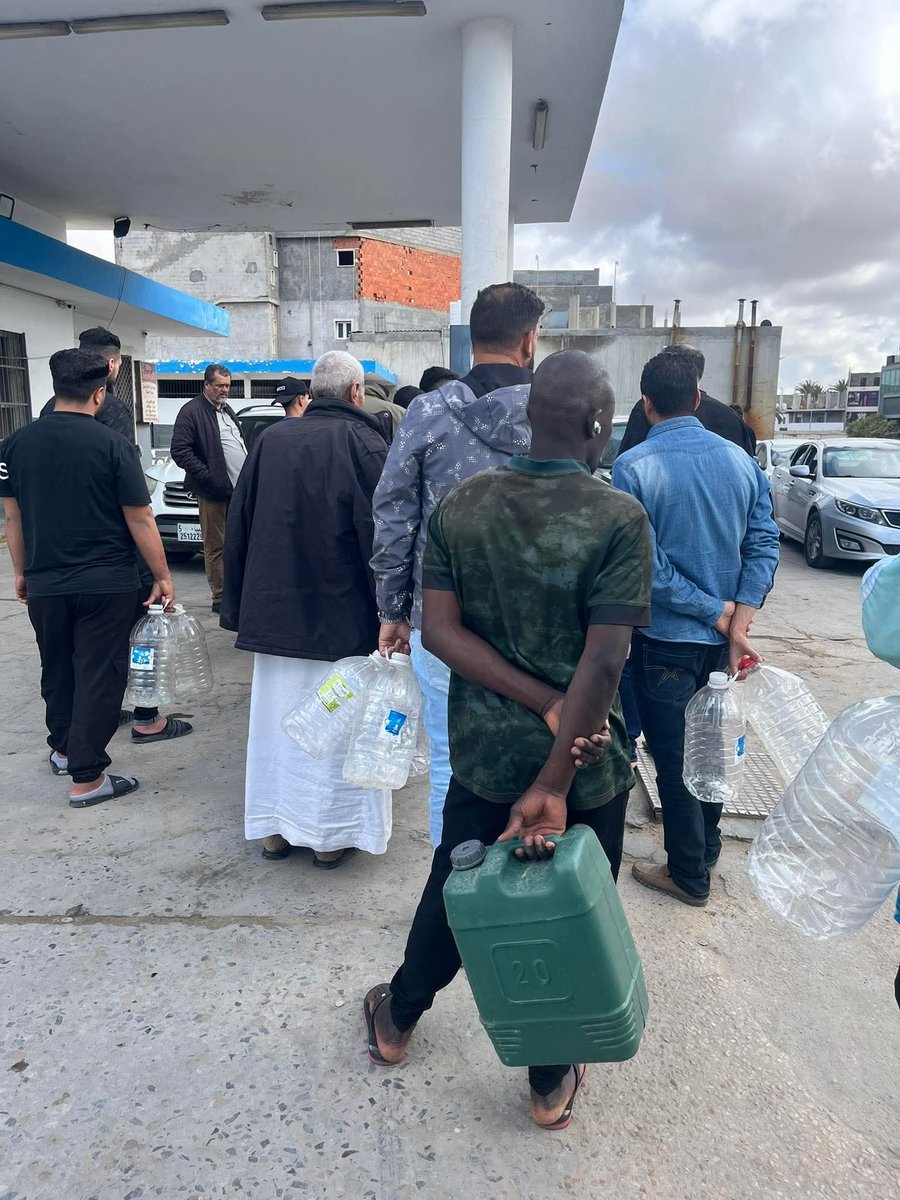 ليبي يحضر في دكتوراة في امريكا في البغدد! سألوه شن هو البغدد؟ قال لازم تمشو لليبيا وتشوف بروحكم، اول ما وصلو بهدلوهم في المطار طلعو مالقوش تاكسي لان بنزينة  ناقصه وصلوا الفندق مصعد واقف لان طرح أحمال ،قاله الامريكي نحس في حاجة علي صدري ومش قادر نتنفس
 قاله الليبي هو هذا البغدد