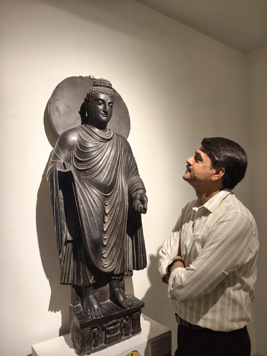 सामने से आवाज़ आ रही है... कुछ भी कर लो, मनुवादी ही कहलाओगे! 😊