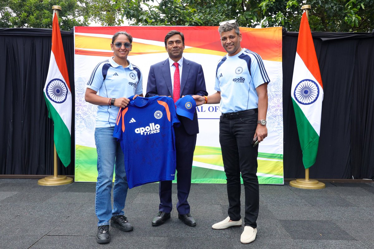 ddsportschannel's tweet image. A warm welcome in Durban!

Ahead of the 2nd T20I, #TeamIndia was hosted by the Consulate General of India in Durban.

Captain Harmanpreet Kaur and Head Coach Amol Muzumdar presented a signed jersey and cap to Consul General Mr Niteen Subhash Yeola.

Pic credit: @BCCIWomen