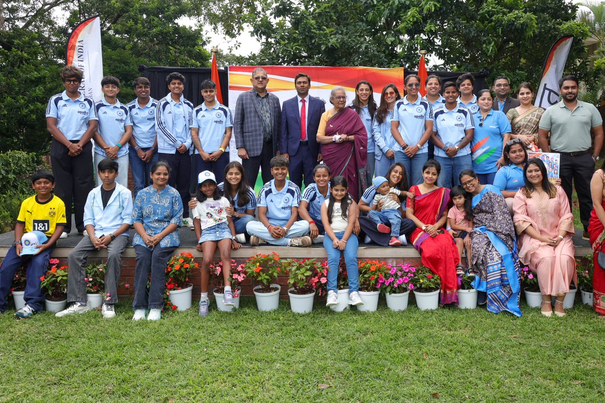 ddsportschannel's tweet image. A warm welcome in Durban!

Ahead of the 2nd T20I, #TeamIndia was hosted by the Consulate General of India in Durban.

Captain Harmanpreet Kaur and Head Coach Amol Muzumdar presented a signed jersey and cap to Consul General Mr Niteen Subhash Yeola.

Pic credit: @BCCIWomen