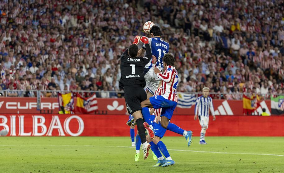 siempreatletico's tweet photo. #AtletiRealSociedad 2-2 (3-4)😡El @Atleti fue a remolque desde los 10' hasta el último penalti en #LaCopa. Dura e injusta derrota tras los penaltis, a los que se llegó por conceder mucho y perdonar demasiado. Los goles de Lookman⚽️y Julián Álvarez⚽️no bastaron para remontar😥😫 https://t.co/XBpD2x6y3P