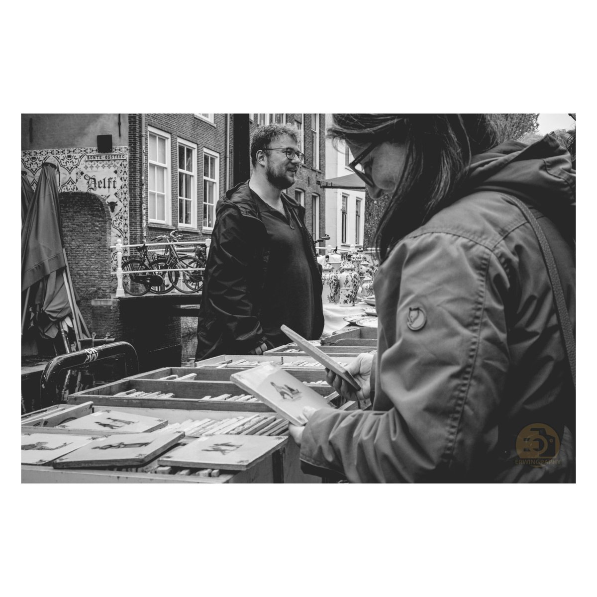 ErwinGraphy's tweet image. 💛 New Story 💛 De grootste antiek- en curiosamarkt van Nederland is weer te vinden in het prachtige historische centrum van Delft!
.
Sony A6700 FE 28-60mm F4-5.6 (Freedom streetlens) 
.
#delft #delftcity #streetlife #storytelling #streets #streetphotography #bnw #blackandwhite