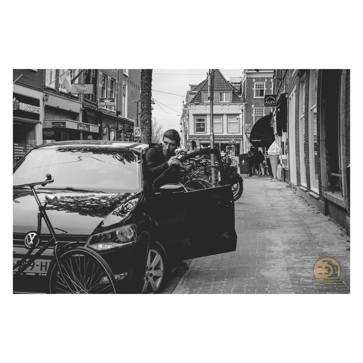 ErwinGraphy's tweet image. 💛 New Story 💛 De grootste antiek- en curiosamarkt van Nederland is weer te vinden in het prachtige historische centrum van Delft!
.
Sony A6700 FE 28-60mm F4-5.6 (Freedom streetlens) 
.
#delft #delftcity #streetlife #storytelling #streets #streetphotography #bnw #blackandwhite