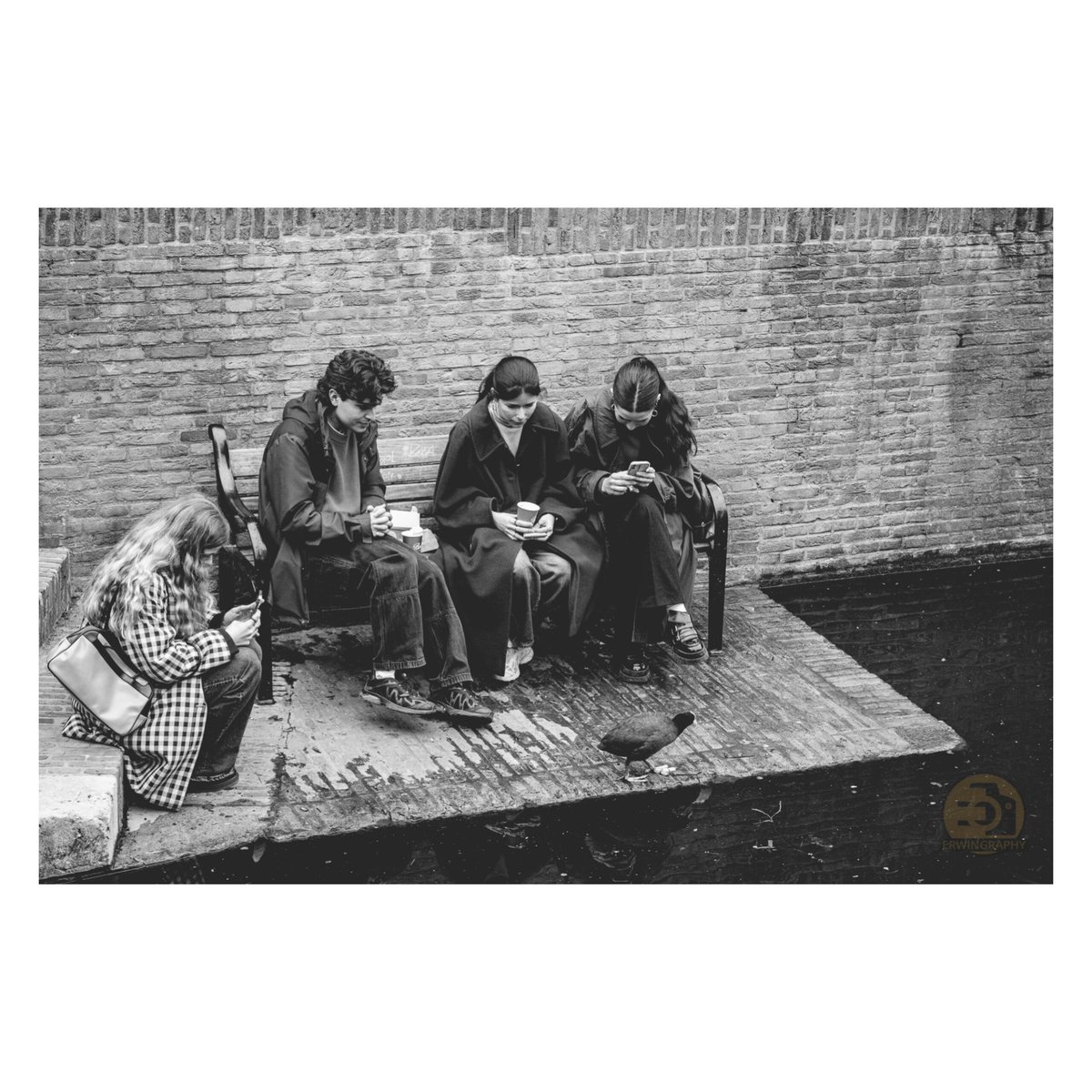 ErwinGraphy's tweet image. 💛 New Story 💛 De grootste antiek- en curiosamarkt van Nederland is weer te vinden in het prachtige historische centrum van Delft!
.
Sony A6700 FE 28-60mm F4-5.6 (Freedom streetlens) 
.
#delft #delftcity #streetlife #storytelling #streets #streetphotography #bnw #blackandwhite
