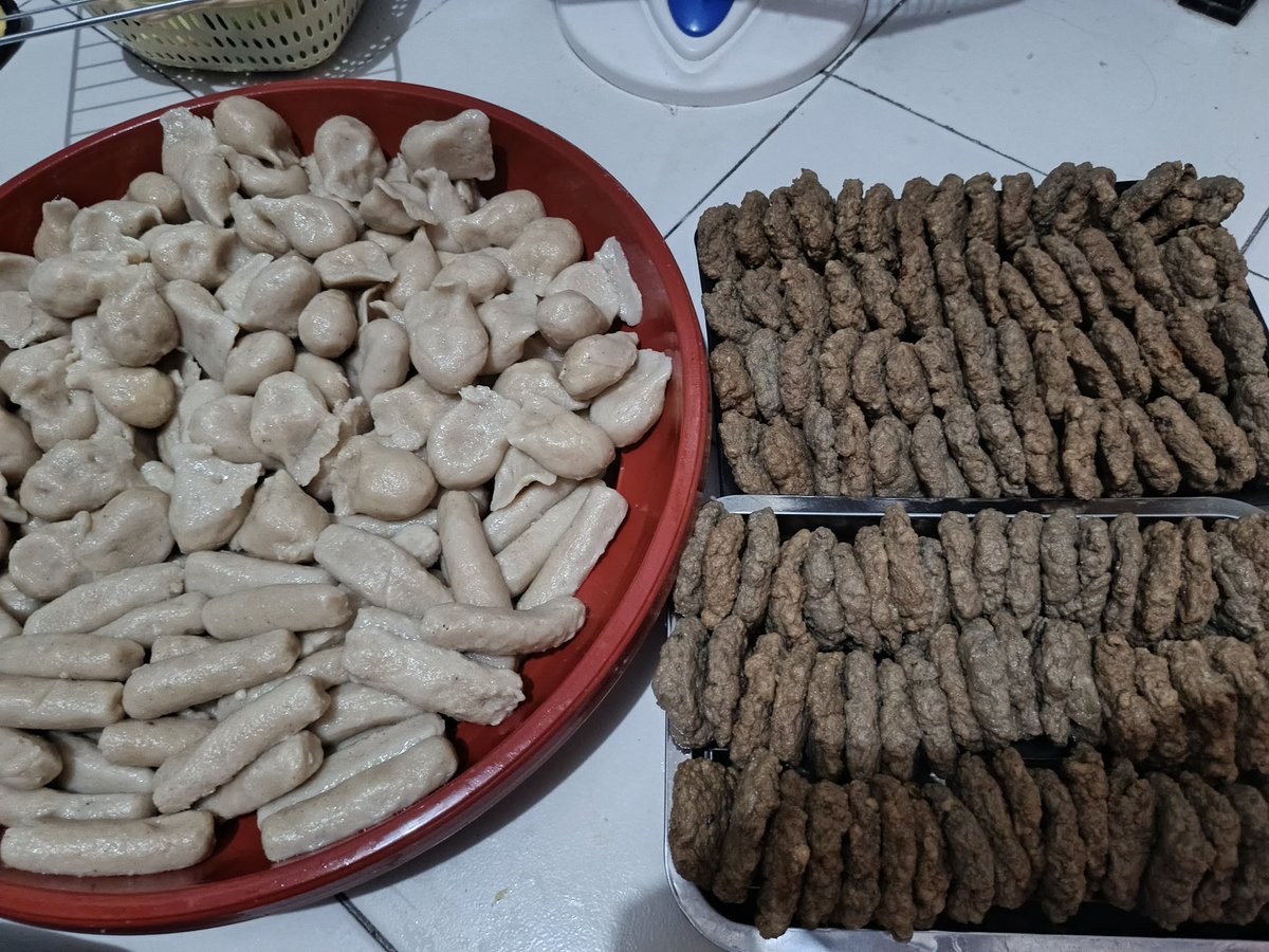 hi sayang-sayangnya aku, karena ada yang menitipkan untuk dibelikan pempek jualanku, aku mau kasih 5 orang yang tinggal di JABODETABEK ..  gak perlu follow aku kok, cukup doain aku sama orang yang beli pempek ku untuk dibagikan ke kalian.. aku undi nanti setelah pulang kerja 🥺🩷