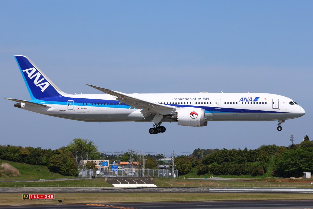 シンガポールから帰ってきた921Aさん
ノーマルなのに何故かカウルにモンスターボールが⋯
L2ドアのように894Aから取ったのでしょうか?
All Nippon Airways Boeing787-9 JA921A NRT/RJAA 19.Apr.2026