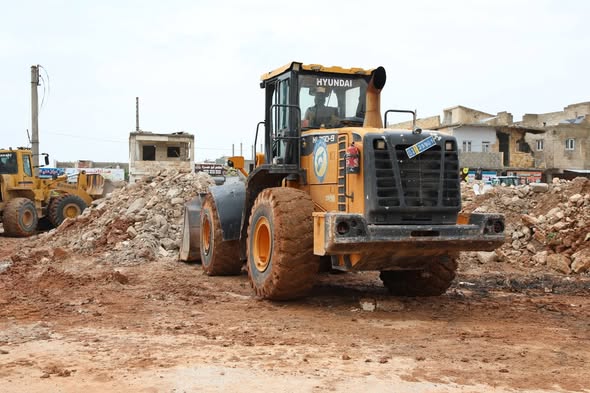 QalaatAlMudiq's tweet image. #Syria: the Civil Defense has launched a new 6-month project to remove ~550,000 m³ of rubble from 30 locations in the NW. #Aleppo countryside.

Some of the debris in the region is from the 2023 earthquake.
