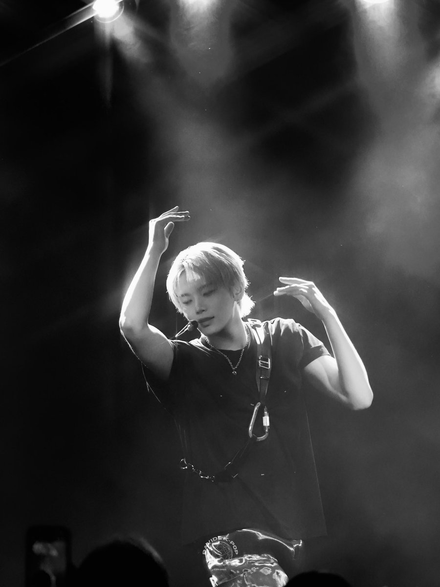 DavideKpop's tweet photo. #5TARZ get ready to explore the galaxy! 🌌 

Photos and review from @1VERSE_official SOLD-OUT show in London are now live! 🇬🇧 

📖 Read all the T here: https://t.co/a2aVuvnt3U

#1VERSE #유니버스 #1VERSEinLONDON https://t.co/bQgDCQ0no2
