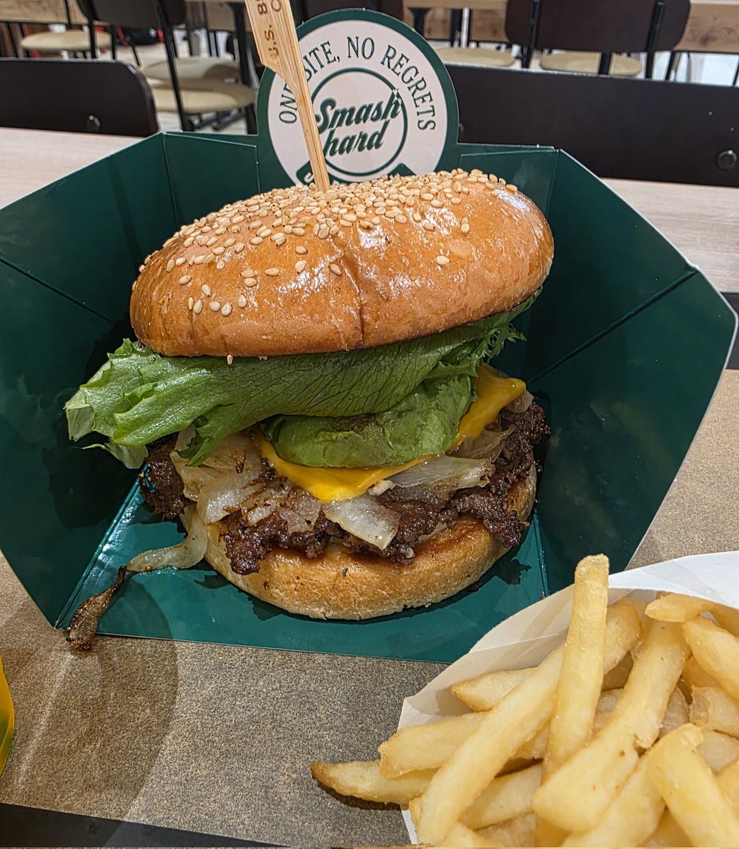 J.S. BURGERS Jr. 
ららぽーとTOKYO-BAY店
📍千葉県船橋市
🍔アボカドチーズバーガー
肉の旨みしっかりでアボカドのコクが相性抜群🥑🍔
ジャンクなのにちょっと大人な味で満足度高い😋
船橋こんなに変わっててビックリ…
ザウスあった頃って、ここまで栄えてたっけ？ってレベル🤣
ごちそうさまでした🙏🏻