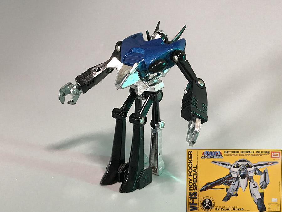 アクロイヤーにたくさんの「いいね」ありがとうございます！

足の分割はロボットベース、変形スタイルはマクロスのガウォークみたいですね。このアクロイヤーは1981年頃の発売と思われますが、ガウォークを先取りしてたかも？！😆
 #ミクロマン #タカラSFランド #昭和レトロ #ダイアクロン #マクロス